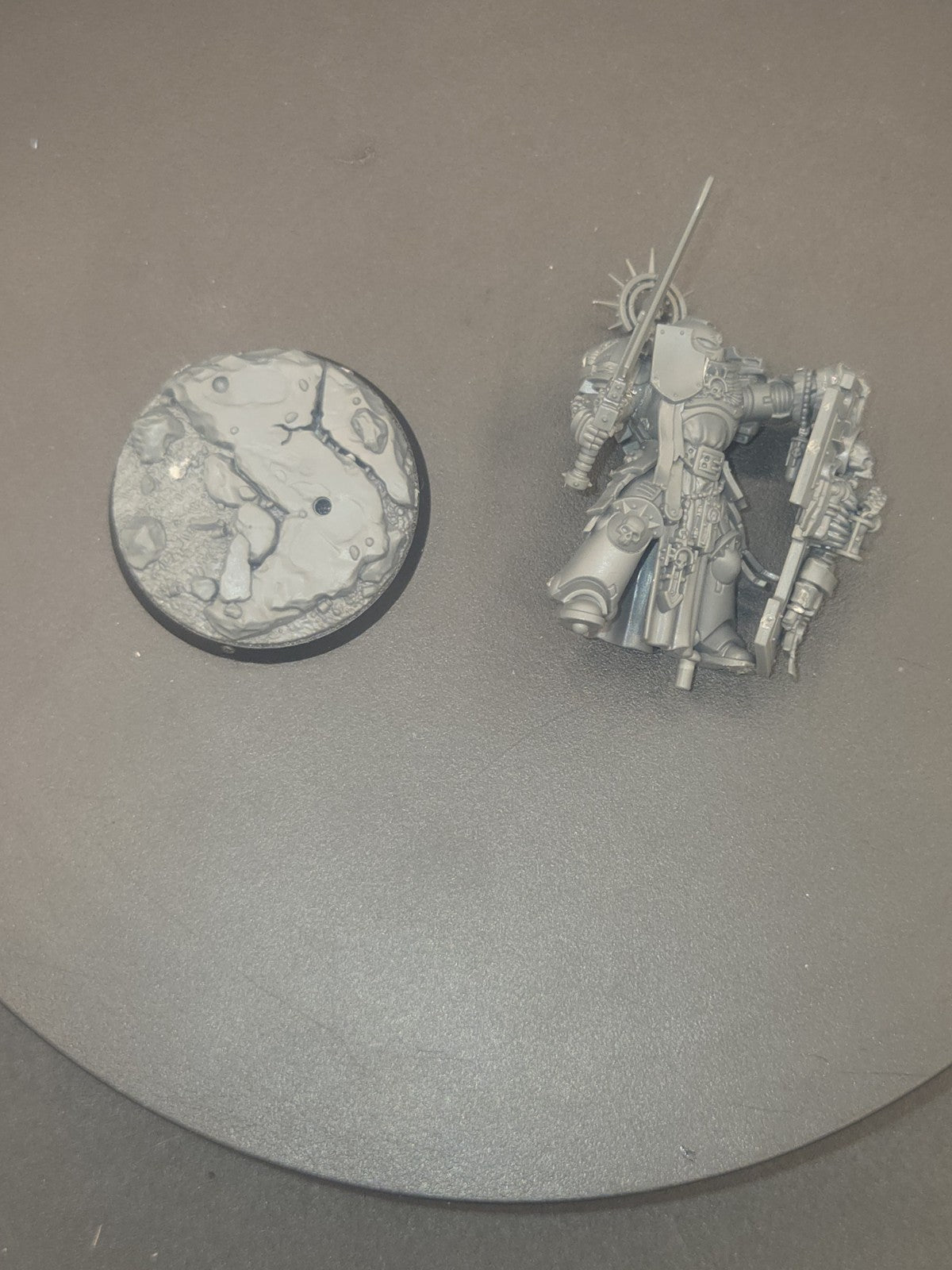 Warhammer 40K - Captain with Relic/Storm Shield - Indomitus Box Space Marine3