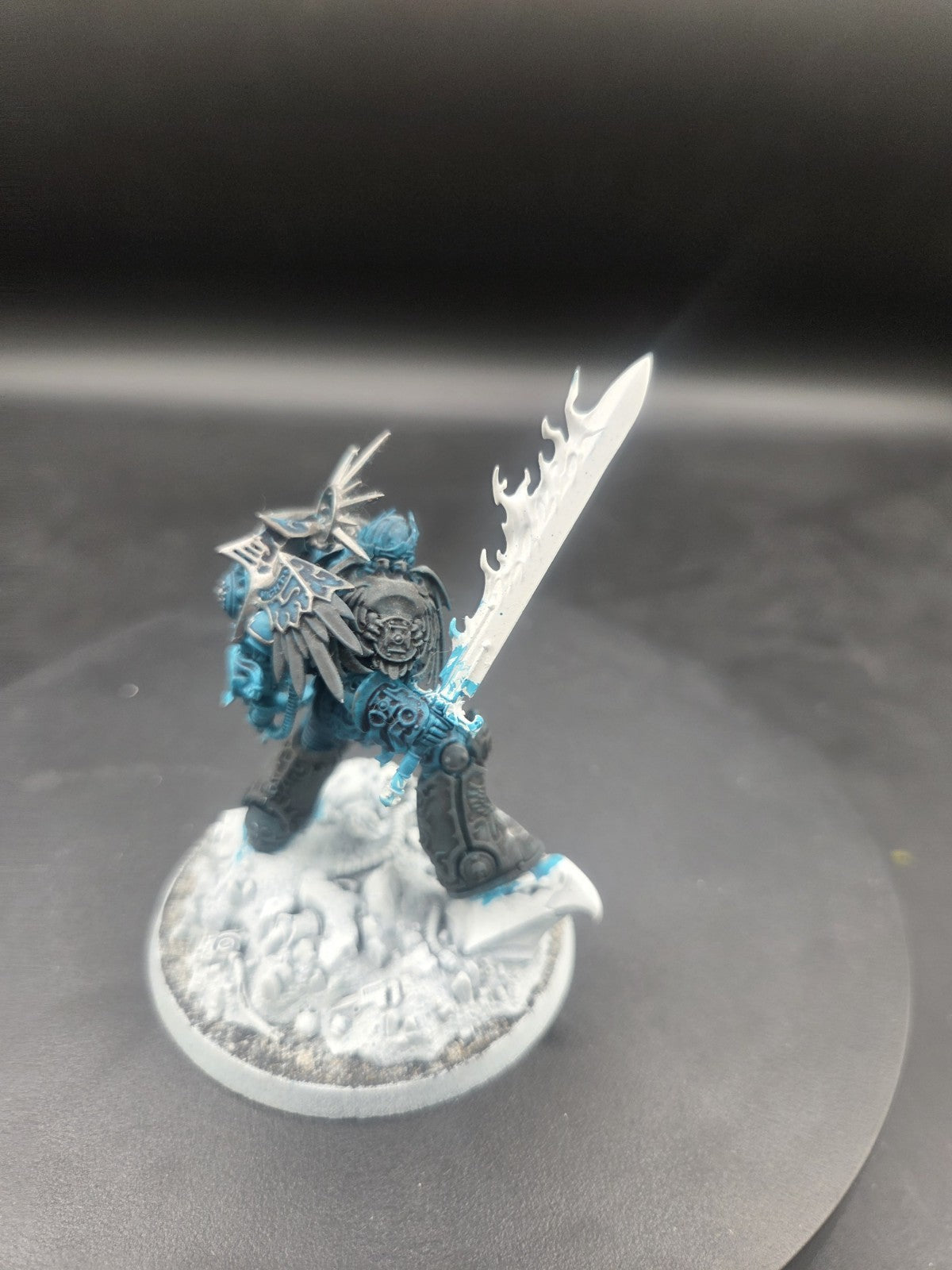 Warhammer 40K Roboute Guilliman Space Marine some paint3